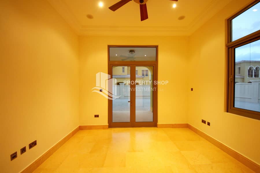 8 5-bedroom-executive-villa-abu-dhabi-saadiyat-beach-mediterranean-office. JPG