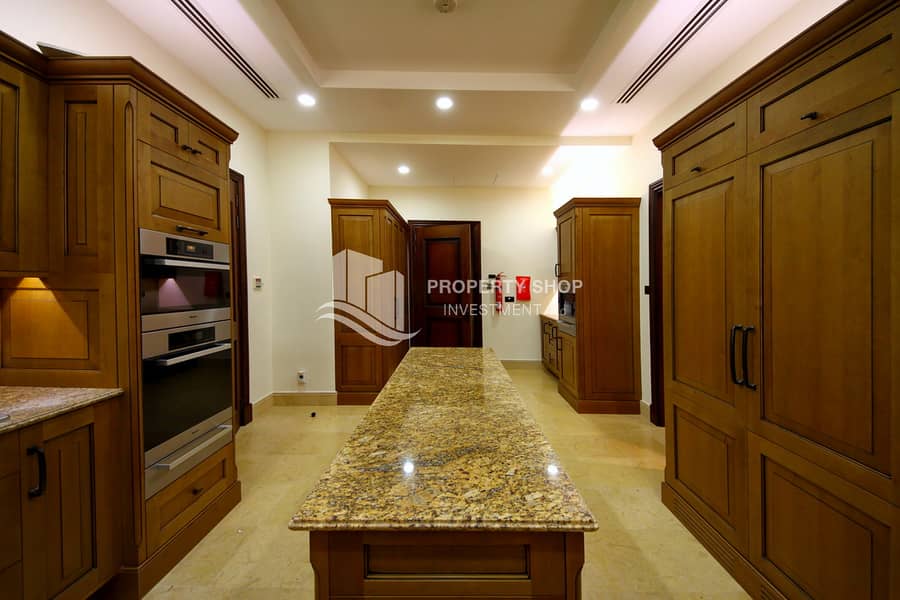 12 5-bedroom-executive-villa-abu-dhabi-saadiyat-beach-mediterranean- kitchen-2. JPG