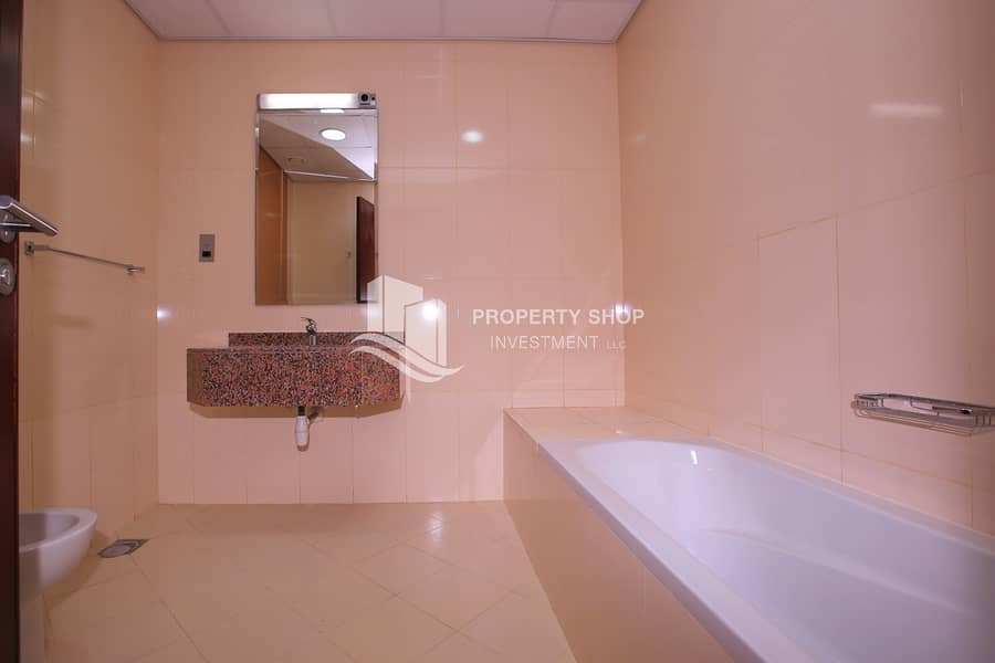 7 studio-apartment-abu-dhabi-al-reem-island-city-of-lights-hydra-avenue-bathroom-1. JPG