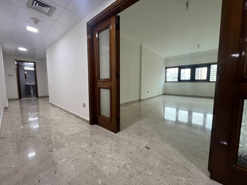 Huge 2BHK | Warddrobes | Easy Acces to Main Road @70k/Yearly