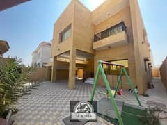 Super deluxe villa for sale in Al Rawda 1, located close to all services, seven master bedrooms overlooking the main street