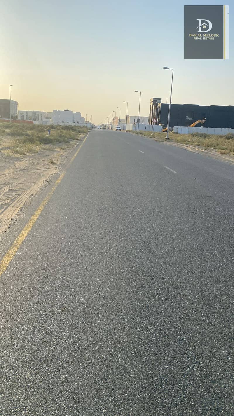 For sale in Sharjah, Al-Hoshi area, residential and investment land, area of ​​9,000 square feet. Permit for a ground and first villa. Two attached villas are declared. Excellent location on two streets, front and back. Freehold installments have been com