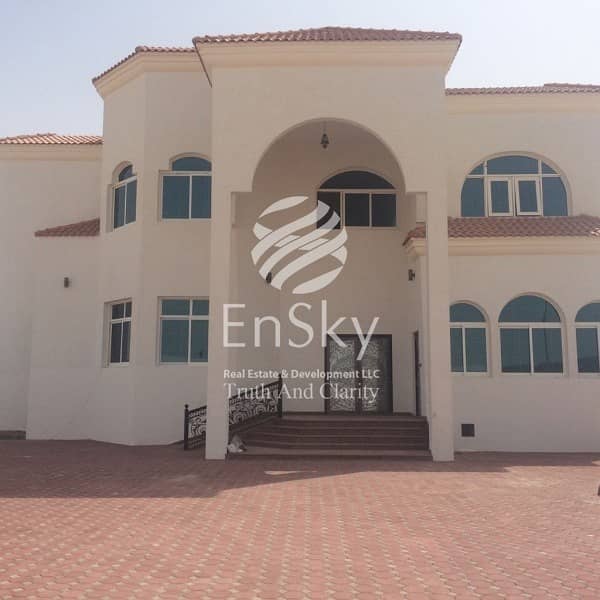 Great Deal for a 5 Bedroom Villa with  a Corner Plot