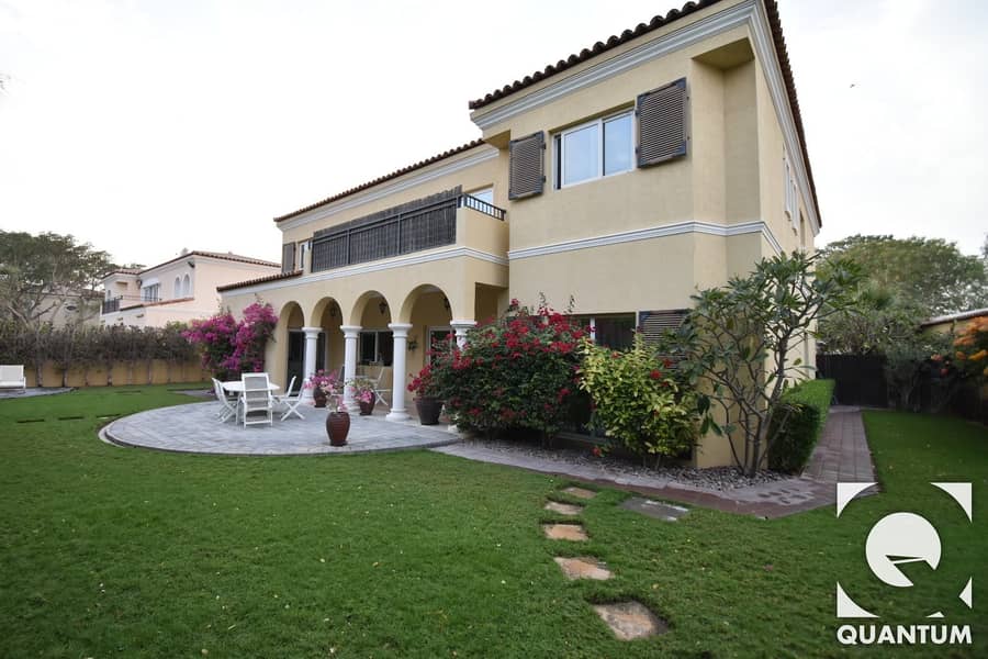 Immaculate Villa in Top Location by Pool