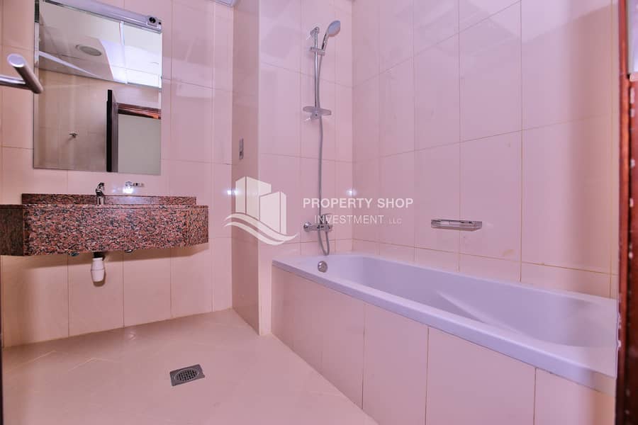 4 studio-apartment-abu-dhabi-al-reem-island-city-of-lights-hydra-avenue-bathroom. JPG