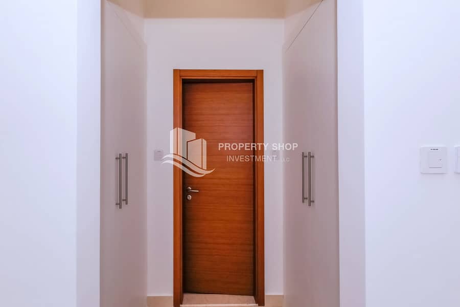 6 1-bedroom-apartment-abu-dhabi-yas-island-ansam-tower-3-closet. JPG
