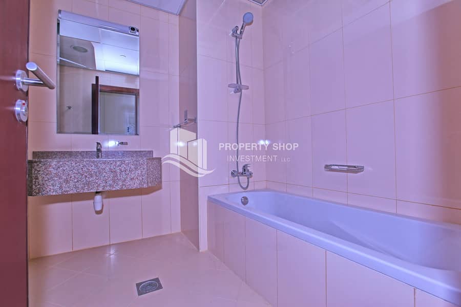 8 studio-apartment-abu-dhabi-al-reem-island-city-of-lights-hydra-avenue-bathroom. JPG