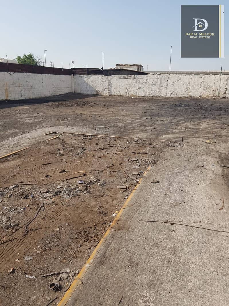 Rent in Sharjah, Industrial Area 10. Walled land consisting of an office, bathroom, kitchen and two rooms. It has all services. It has electricity and water. Excellent location close to the development. Industrial Area 10 is distinguished by its excellent