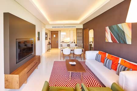 شقة فندقية 2 غرفة نوم للايجار في واحة دبي للسيليكون (DSO)، دبي - 2BR Living Area_2. jpg