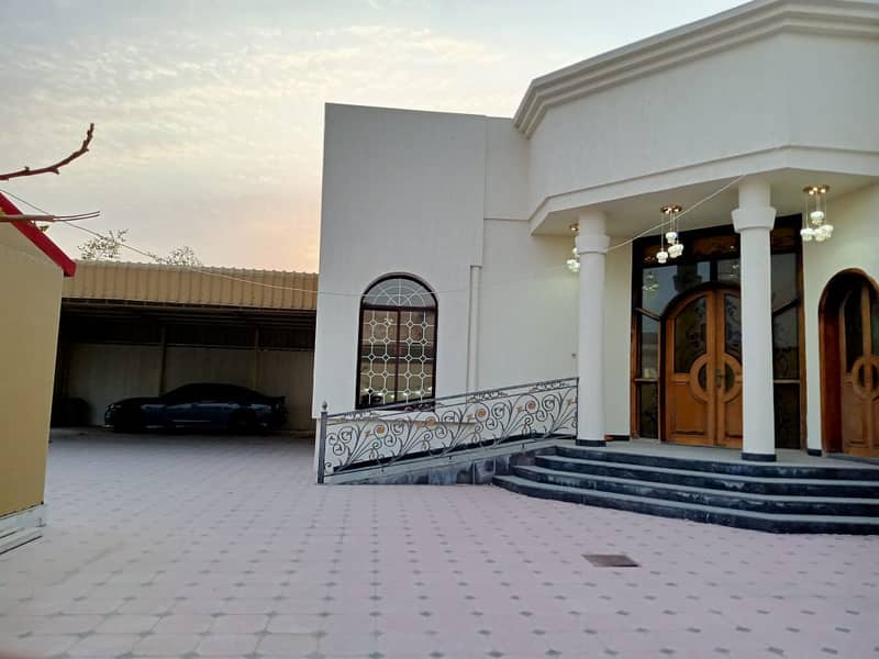 Villa for sale ground floor with ruqaib 
The area of the villa is 8000 square feet
The age of the house is 13 years 
The villa is Wasaka Street 
The villa consists of an external men's majlis, an external extension, a large kitchen and a master maid's roo
