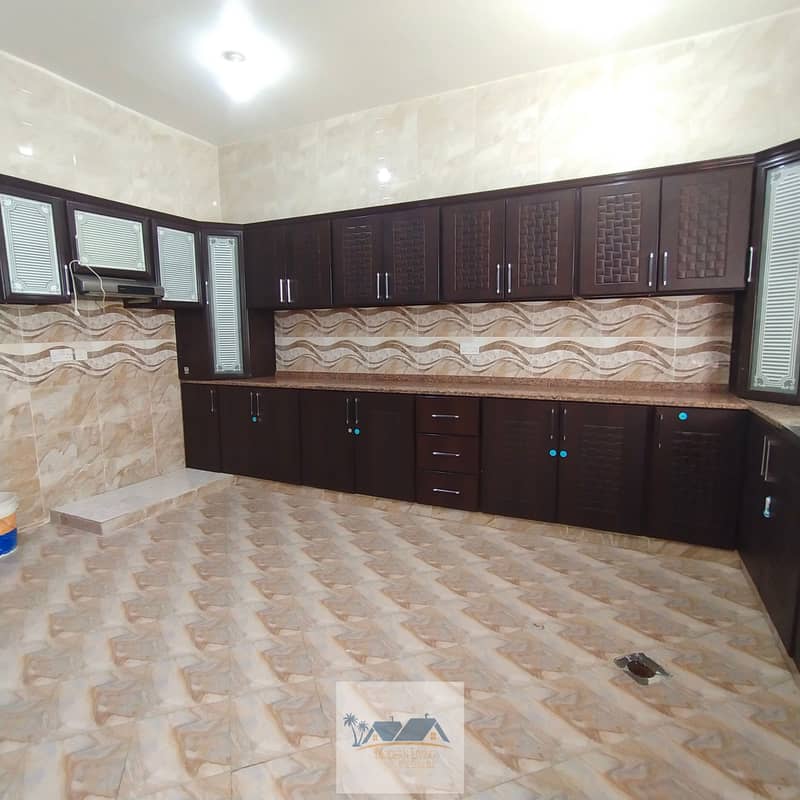 SPACIOUS HUGE 1 BEDROOM WITH MAJLIS WITH BIG SEPARATE KITCHEN ON THE 2ND FLOOR AVAILABLE AT AL SHAMKHA NEAR MOTER WORLD MONTHLY 3500 AED