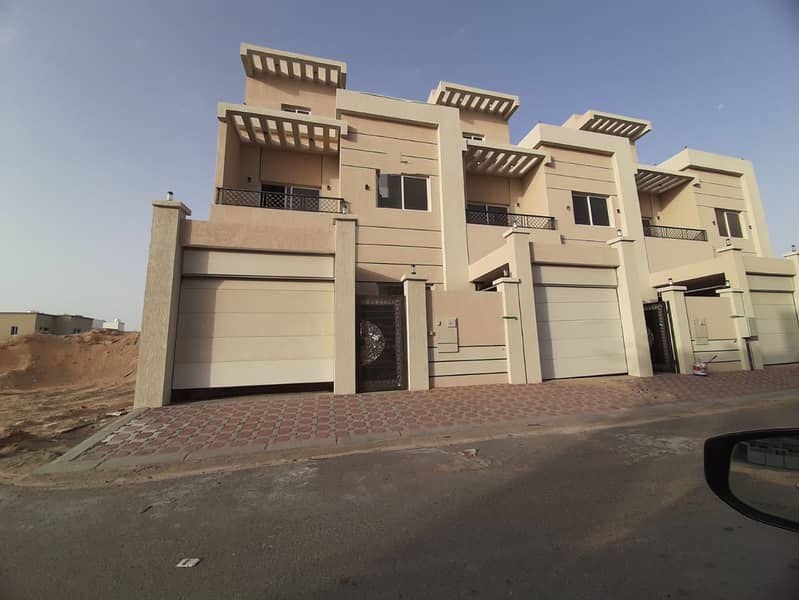 Villa for rent in Ajman, Al Zahia area Townhouse 5 rooms, a living room and a living room 75 required With air conditioners
