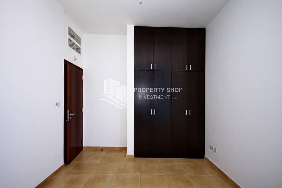 8 2-bedroom-apartment-al-reem-island-shams-abu-dhabi-sea-view-tower-built in-cabinet. JPG