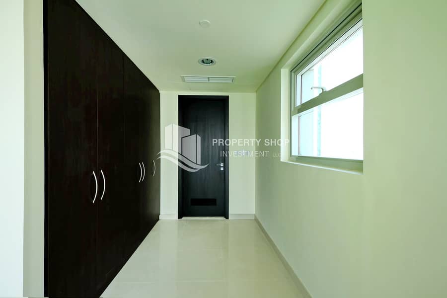 3 2-bedroom-apartment-al-reem-island-marina-square-bay-view-bedroom-entrance. JPG