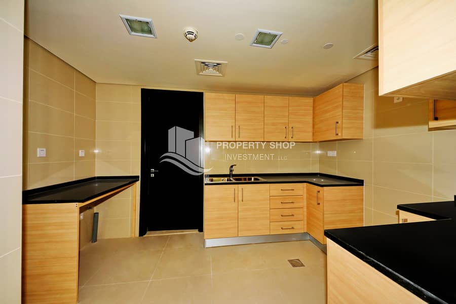 4 2-bedroom-apartment-al-reem-island-marina-square-bay-view-kitchen. JPG