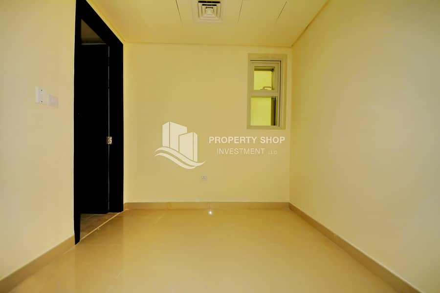 6 2-bedroom-apartment-al-reem-island-marina-square-bay-view-maidsroom. JPG