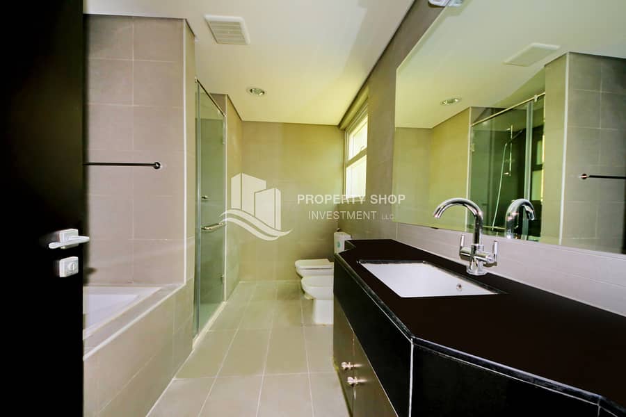 9 2-bedroom-apartment-al-reem-island-marina-square-bay-view-master-bathroom. JPG