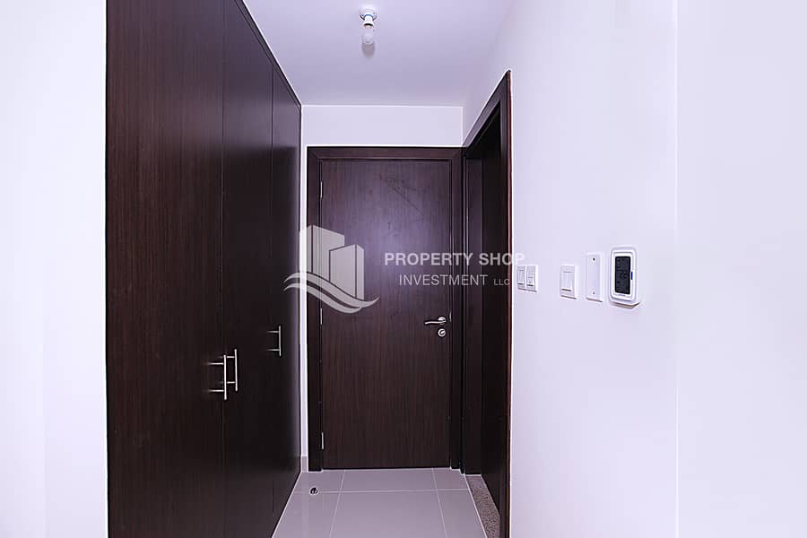 7 3-bedroom-apartment-al-reem-island-city-of-lights-marina-bay-closet-1. JPG
