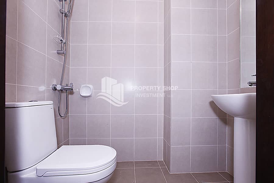 11 3-bedroom-apartment-al-reem-island-city-of-lights-marina-bay-maids-bathroom. JPG