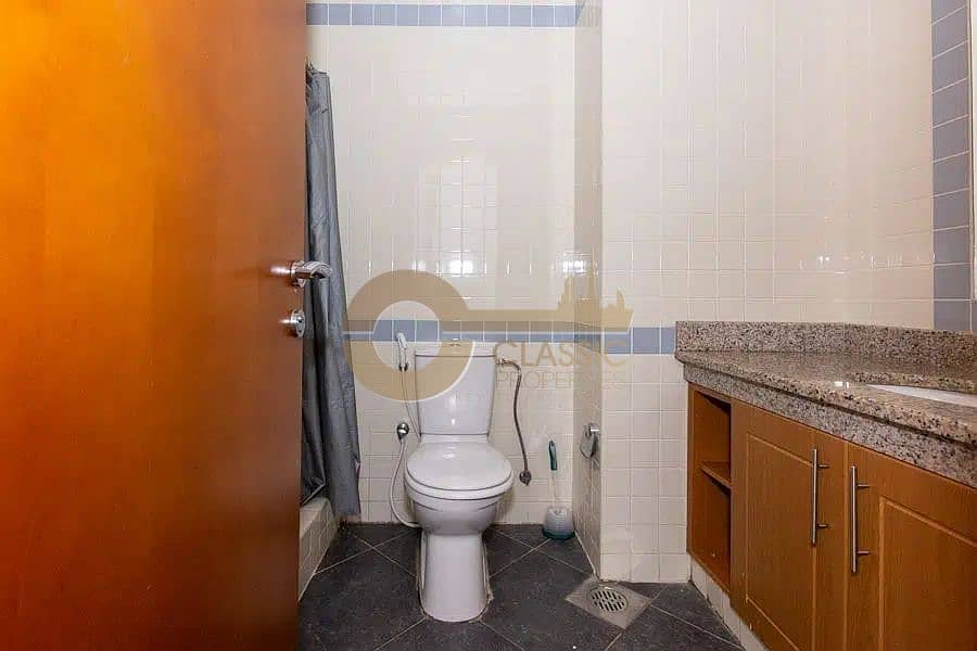 13 Bathroom. jpg