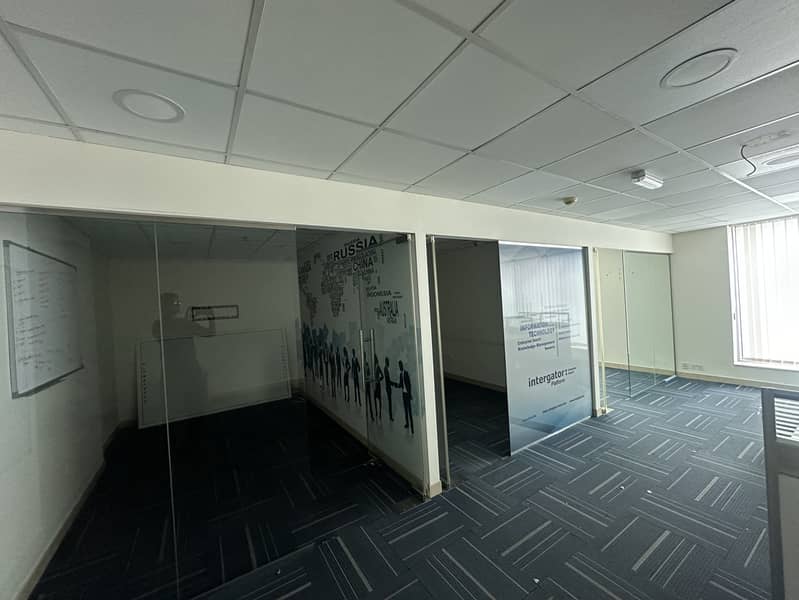 900SQFT OFFICE WITH GLASS PARTITION 65k