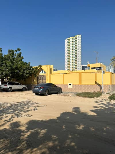 8 Bedroom Villa for Sale in Al Sabkha, Sharjah - 98c72374-324b-4684-b344-d7c170530069. jpg