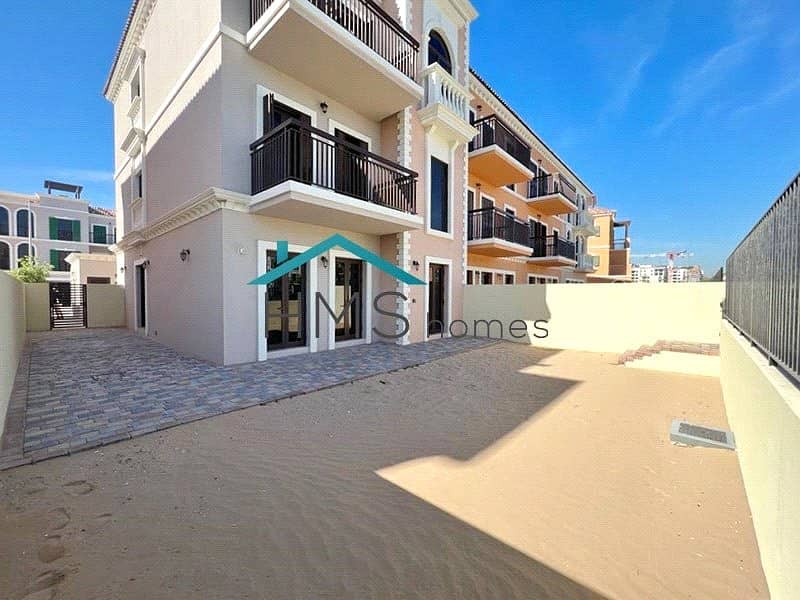 HMS Homes Real Estate is proud to present this Genuine and New to Market 3 Bedroom plus Maids for Sale in Sur La Mer.