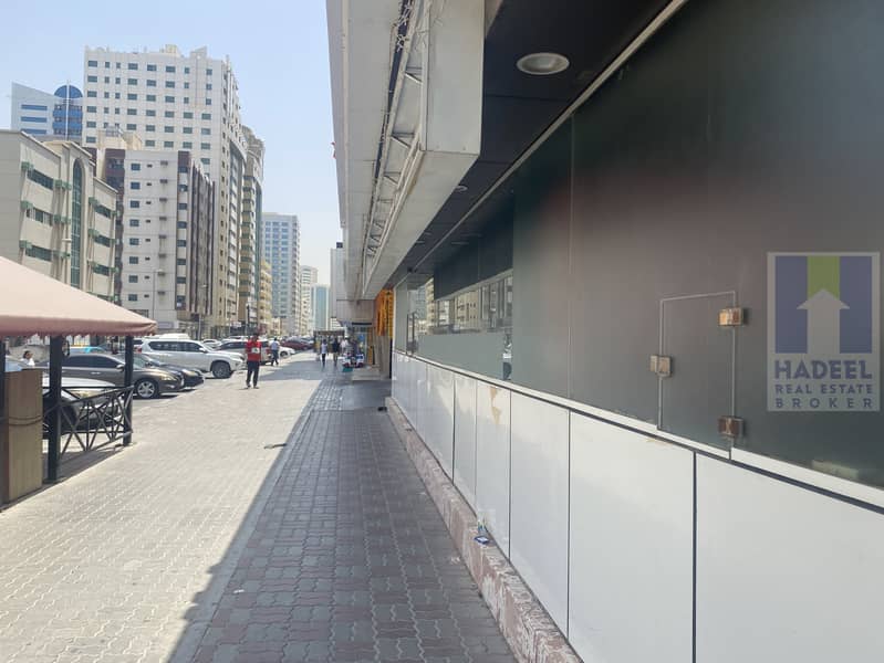 متجر بيع بالتجزئة متاح في الشارع الرئيسي متجر بيع بالتجزئة متاح في الشارع الرئيسي