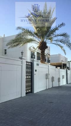 Villa for rent in Al Nakhilat area, on the street separating Ajman and Sharjah