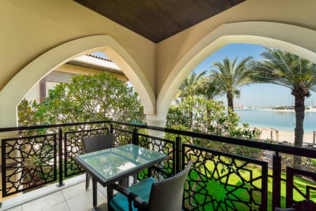 5 Bedroom Villa for Sale in Palm Jumeirah, Dubai - Gated Community | Beach Access |  Full Sea View