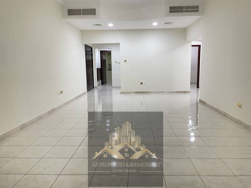 شقة في شارع حمدان 3 غرف 100000 درهم - 8769259