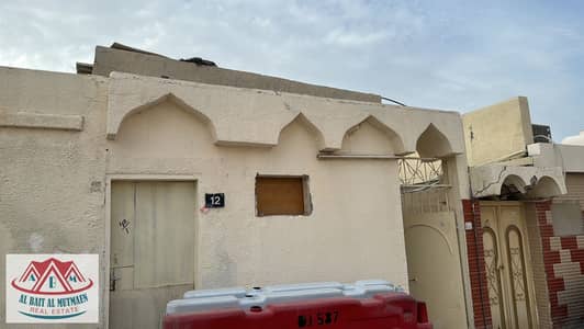 8 Bedroom Villa for Rent in Al Sabkha, Sharjah - C2CDE67A-44D4-4A5B-9A21-DB533C9AA750. JPG