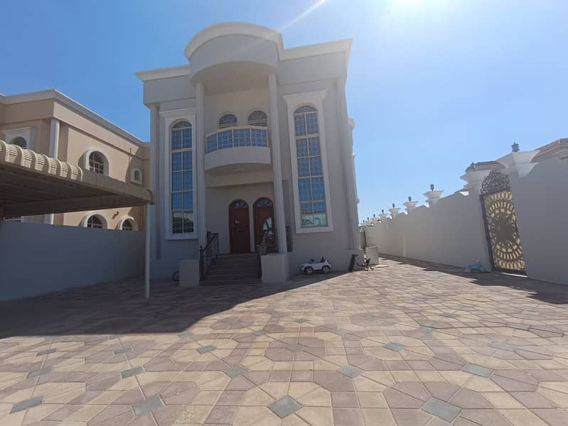 Citizen Electricity Villa For Rent In Al Rawda 2  
Five rooms, a board and a hall 
and a maid's room
A very large area
 Excellent location 
Close to all services