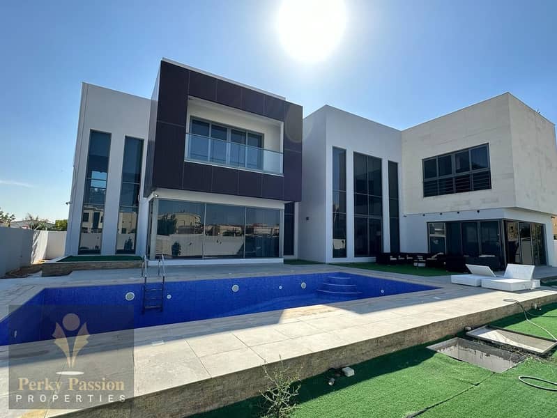 Modern Luxury 6-Bedrooms Villa in Al Warqaa