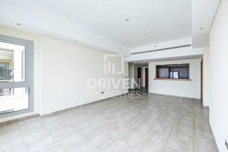 2 Bedroom Apartment for Rent in Palm Jumeirah, Dubai - Spacious Bright Apt | Vacant  | Road view