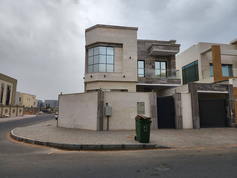 Two-storey villa for rent in Ajman, Al Yasmeen area Corner of two streets 5 master bedrooms, a sitting room and a living room And a maid's room An area of ​​3700 square feet 125 thousand dirhams required