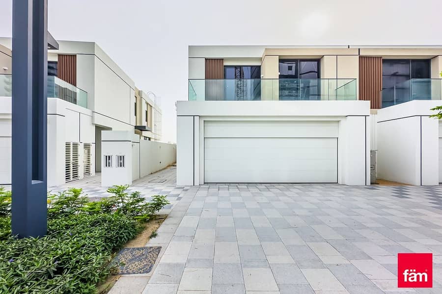 Prime Location| 4 Bedrooms Townhouse