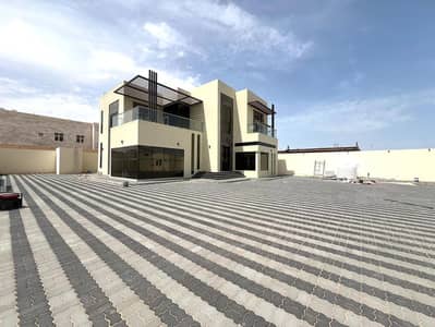 5 Bedroom Villa for Rent in Al Shamkha, Abu Dhabi - 5 Master Bedrooms
, Majlis
Hall ,
Maid room ,
Driver room
, 9 Bathrooms