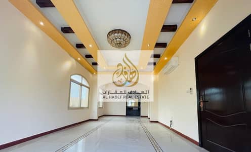 For annual rent in Ajman  Show of the week exclusively   Villa in Al Mowaihat 1, five rooms, a sitting room, a hall, a maids room, the spaces are ver