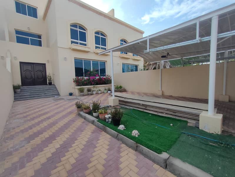 فيلا للايجار بتشطيب ممتاز مع حمام سباحة و كل الخدمات ،، موقع متميز بمدينة خليفة وسط الخدمات