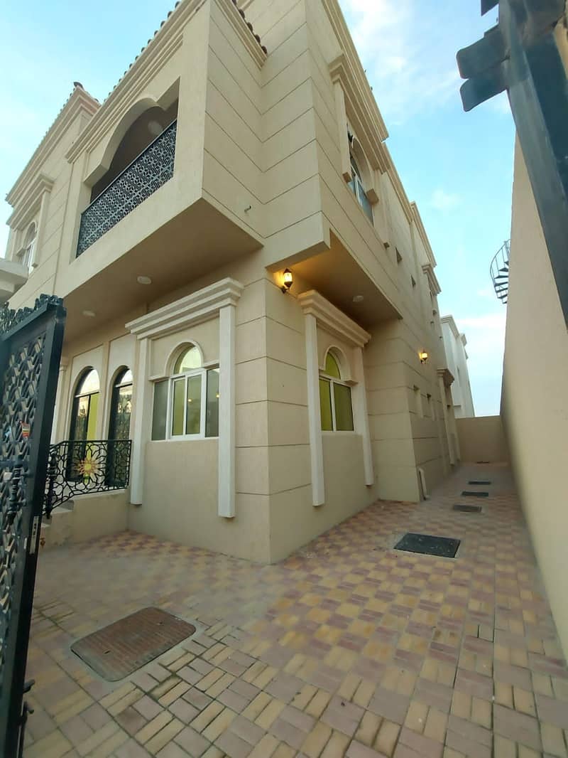 Villa for rent in Al-Helio area, first inhabitant. It consists of three master rooms, ground floor, hall, sitting room, ground kitchen, and a car. 85,000 thousand dirhams. Communication