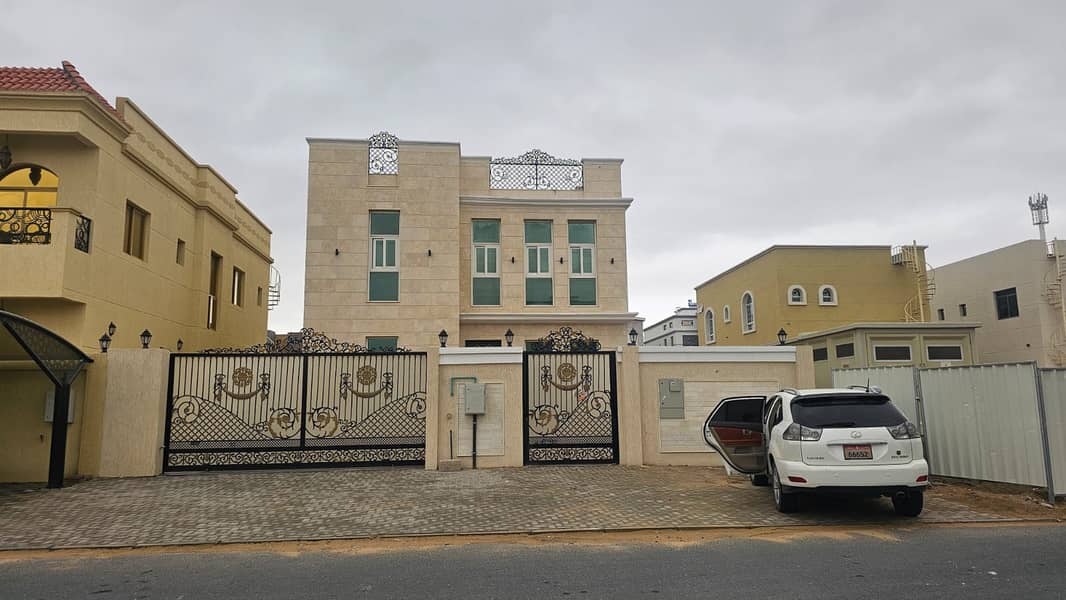 Villa for rent in Ajman, Al Yasmeen area 3 master bedrooms, a sitting room, a hall, and a maid’s room With air conditioners Indoor monster park 75 thousand dirhams are required