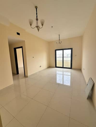 Two rooms and a hall for the first resident, a large area in Al Mowaihat 3, close to Ajman Academy. The price is 26 thousand, payment in 4 or 6 paymen