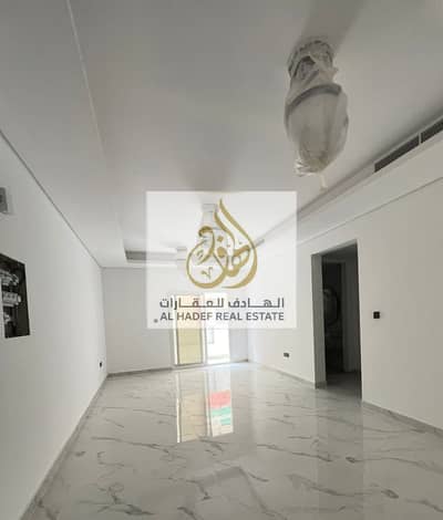 A room and a hall in the building of the first inhabitant, with 2 bathrooms, with a balcony, an excellent, open and high view.  A prime location in Aj