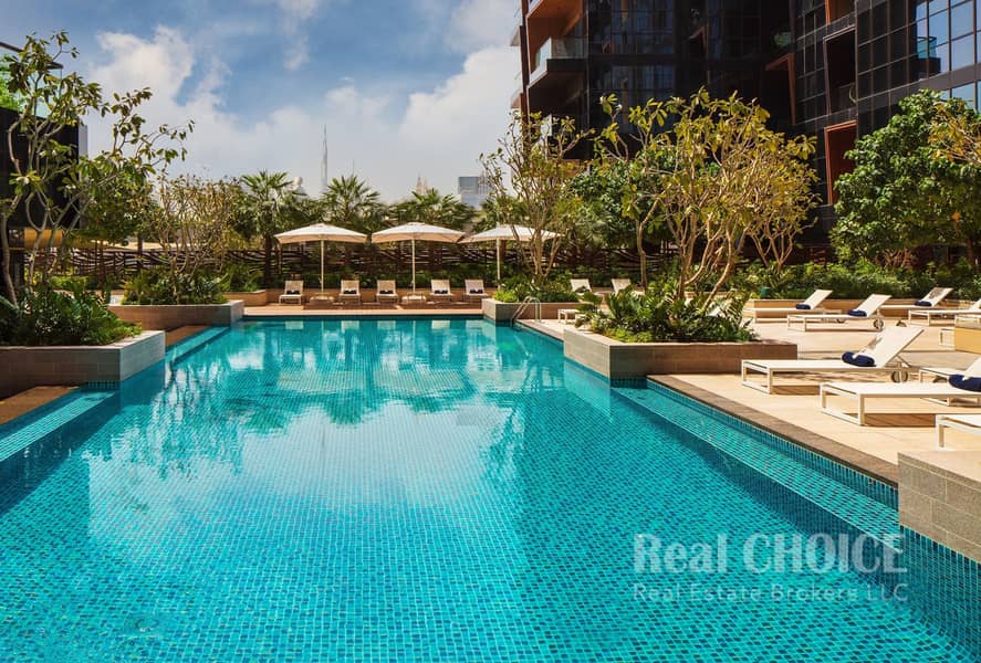 11 Sunglo M Swimming Pool with Burj View. jpg