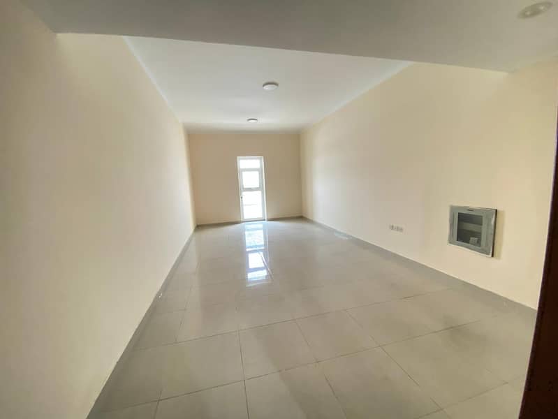 Apartment for rent in Ajman, Al Jurf area 3 rooms, a hall, and a maid's room 4 bathrooms Central air conditioning Central gas 50 thousand dirhams are required