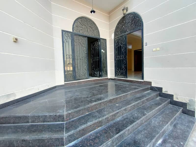 شقة غرفة و صالة بمدخل خاص للايجار ،، تشطيب ممتاز ،، موقع متميز بمدينة خليفة أ وسط الخدمات
