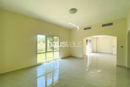 3 Bedroom Villa for Rent in The Meadows, Dubai - Well Maintained | Landscaped Garden | 3 Bedrooms