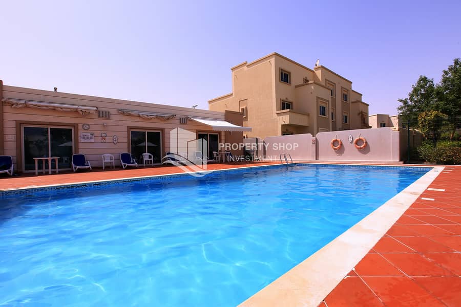 8 abu-dhabi-al-reef-manazel-arabian-village-community-swimming-pool. JPG