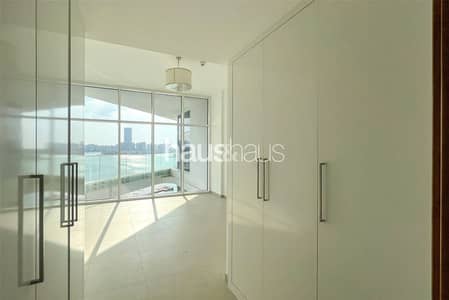 1 Bedroom Apartment for Sale in Palm Jumeirah, Dubai - Vacant | Beach Front Living | Palm View